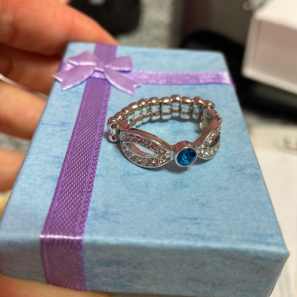 Brand new stretchable ring